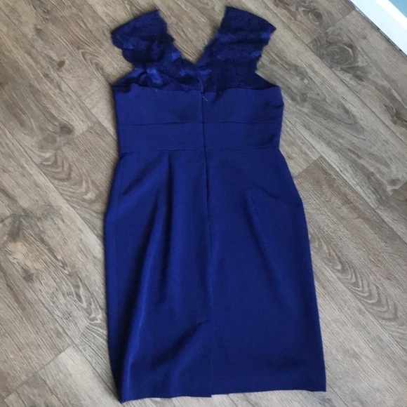 Adrianna Papell | Lace illusion sleeveless Deep V neck. Size 8 - Picture 3 of 6